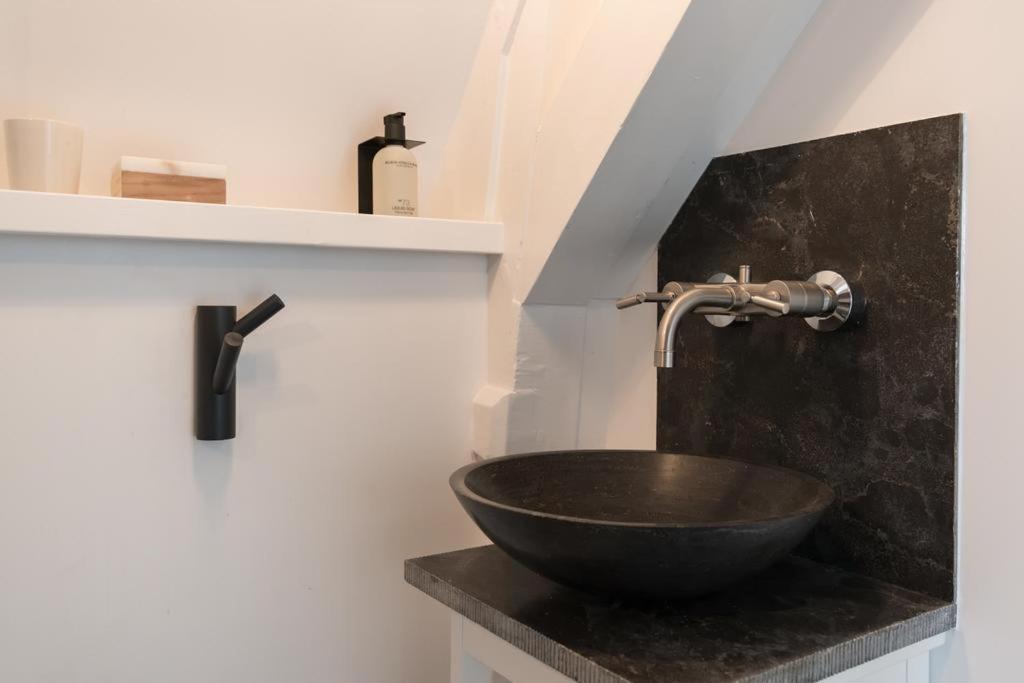 Two Bedroom Apartment In Historic Canalhouse From 1618 - City Centre อัมสเตอร์ดัม ภายนอก รูปภาพ