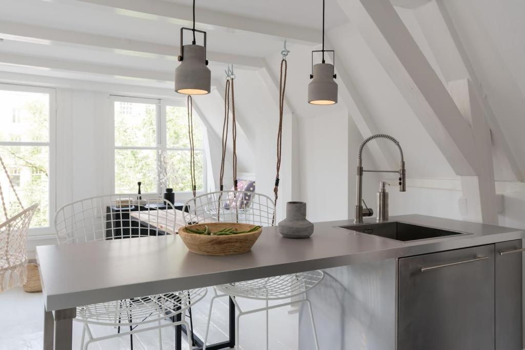 Two Bedroom Apartment In Historic Canalhouse From 1618 - City Centre อัมสเตอร์ดัม ภายนอก รูปภาพ